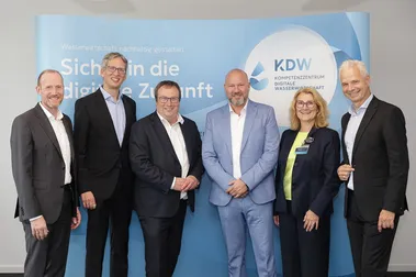 Zu sehen sind die Partner des KDW gemeinsam mit NRWs Umweltminister Oliver Krischer und Geschäftsführer Ronald Derler